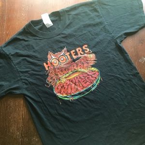2000 Hooters T-shirt
